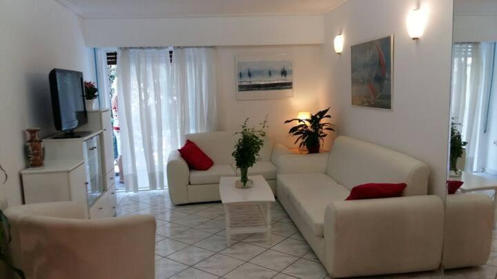 Flor De Mayo,Apt In Alimos Near The Sea Athen Exterior foto